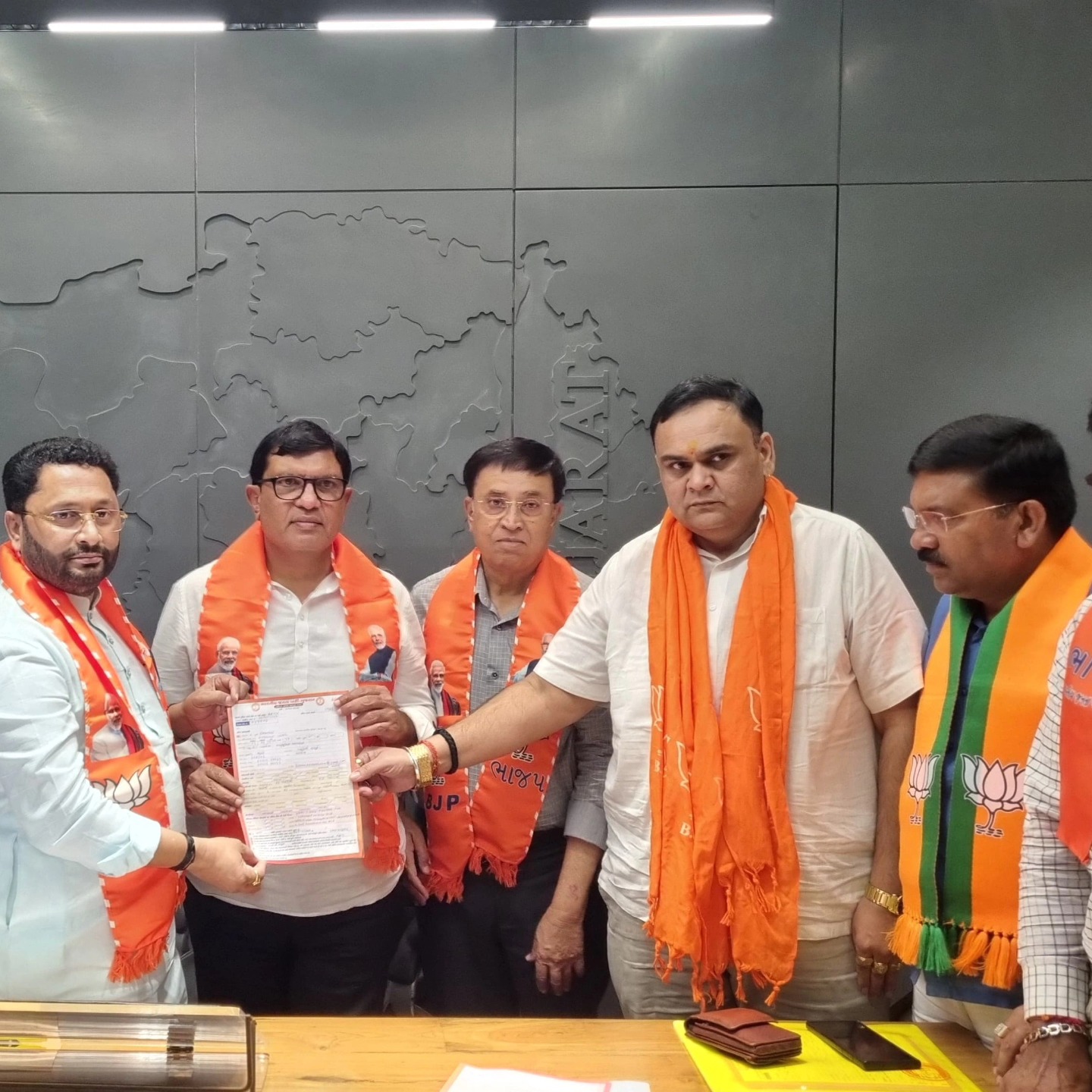 તા.૨૧-૧૦-૨૦૨૪ ના રોજ સુરત જીલ્લા ભારતીય જનતા પાર્ટી દ્વારા સક્રિય સદસ્યતા અભિયાન-૨૦૨૪ અંતર્ગત આજ રોજ ૧૬૯-બારડોલી વિધાનસભાના ધારાસભ્ય તેમજ ગુજરાત સરકારના પૂર્વ કેબિનેટ મંત્રી આદરણીય શ્રી ઈશ્વરભાઈ પરમારજીને ભારતીય જનતા પાર્ટીના ૬ વર્ષ માટે સક્રિય સભ્ય બનાવવામાં આવ્યા.